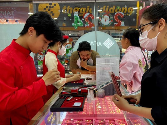 Giá vàng quay cuồng, tối muộn khách vẫn đưa vàng đến bán, DN sợ không dám nhập