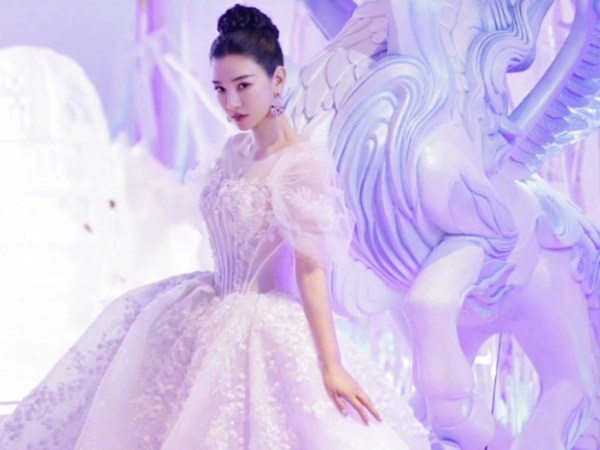 'Tiểu Yến Tử' Huỳnh Dịch hứng 'gạch đá' vì cổ xúy làm đẹp độc hại: Quấn 10 lớp màng nilon để có dáng thon?