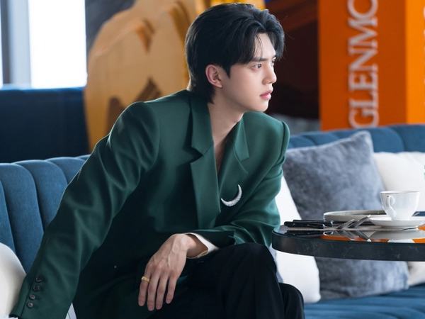 Đây đích thị là mỹ nam mặc đẹp nhất màn ảnh 2023, hút hơn 10 triệu view vì biến phim thành sàn catwalk