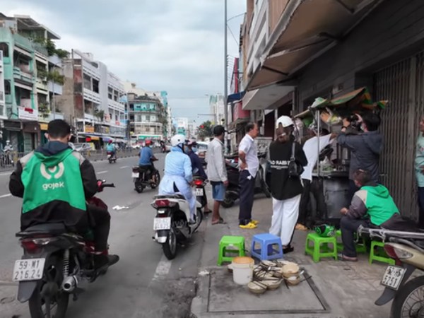 Xe hủ tiếu độc lạ Sài Gòn, bán 30 năm không bao giờ rửa tô tại chỗ, khách 'chịu khổ' để được ăn ngon
