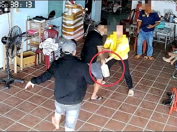 Hai anh em mang xăng dọa đốt nhà mẹ ruột