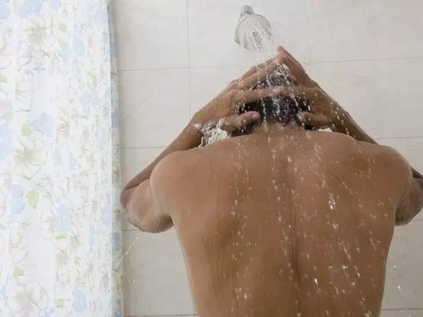 Dễ đột quỵ khi gội đầu vào mùa đông, người già tuyệt đối tránh 3 điều