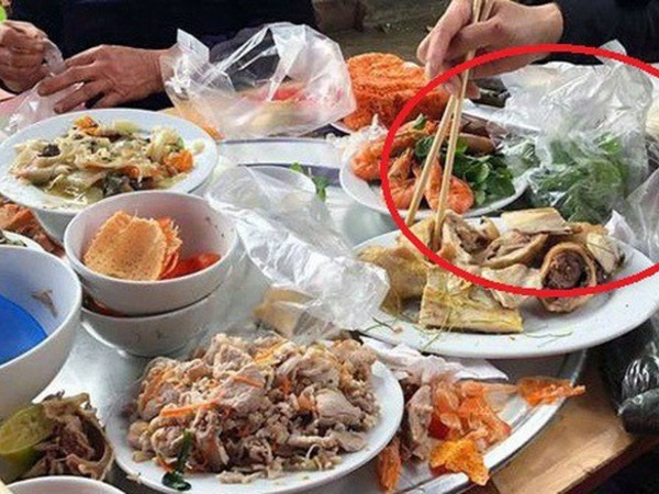 Cả mâm ăn cỗ lấy phần, cô dâu Hà Nội sững người vì xấu hổ