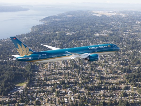 Máy bay Vietnam Airlines bị nứt bề mặt kính buồng lái đã về tới Hà Nội