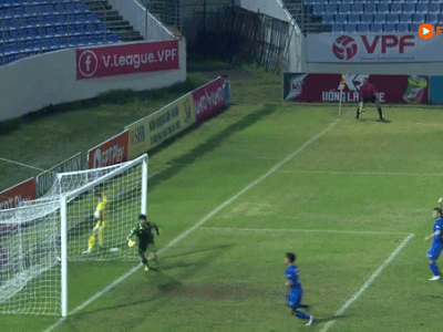 Hài hước khoảnh khắc hậu vệ phá bóng trúng đầu thủ môn, phản lưới nhà tại V.League