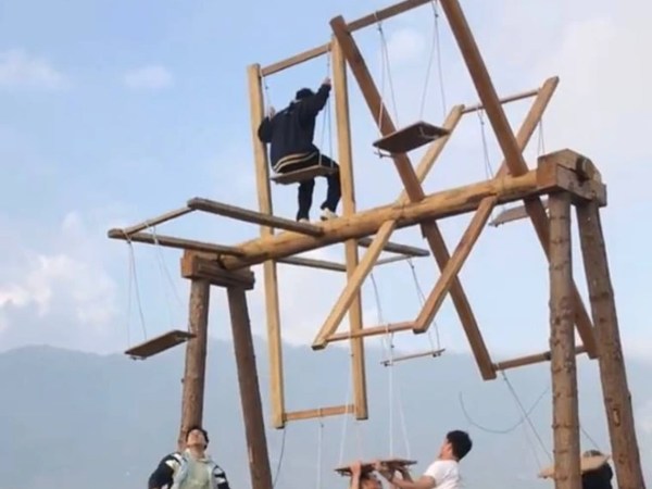 Hot rần rần xích đu Bali phiên bản Việt Nam, du khách bất chấp rủi ro đánh đu bằng cả cơ thể