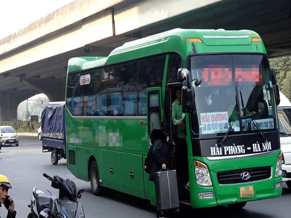 Xử lý hàng loạt ô tô đón, trả khách sai quy định trước kỳ nghỉ Tết Dương lịch