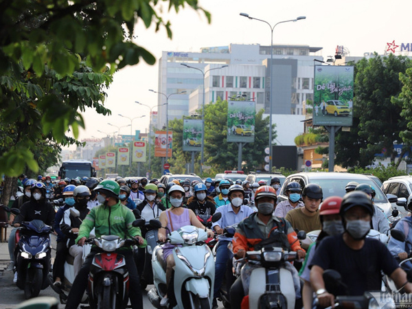 Khắp ngả đường hướng ra sân bay, bến xe ở TP.HCM kẹt cứng