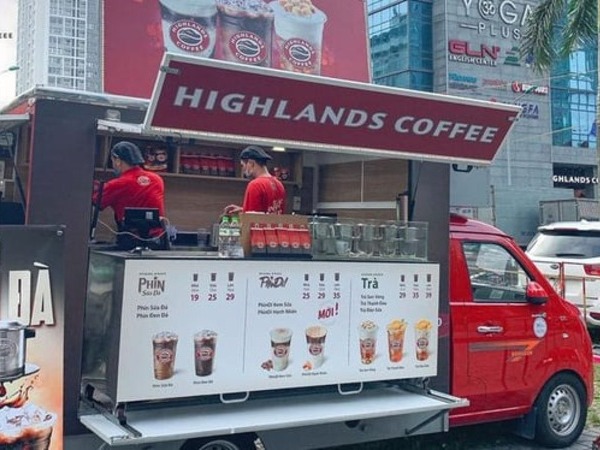 Không bỏ lỡ 'cuộc chiến vỉa hè', các ông lớn Highlands, Trung Nguyên, King Coffee,... cũng xuống đường bán cà phê