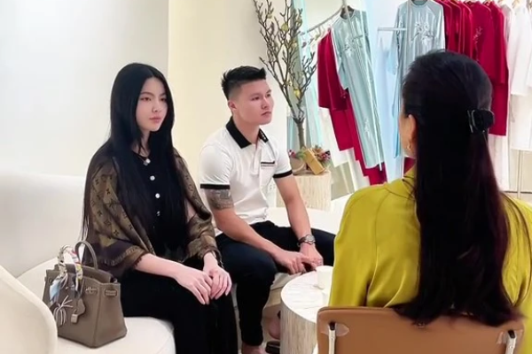 Chu Thanh Huyền hết lấy tay che bụng rồi lại choàng khăn giấu vòng 2 trong ngày thử đồ cưới với Quang Hải