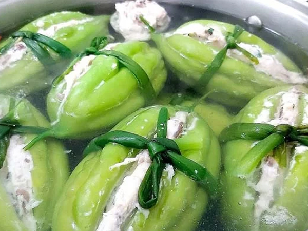 Cách nấu canh khổ qua nhồi thịt giữ được màu xanh, không đắng