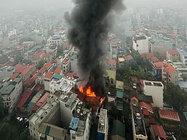 Lửa bốc dữ dội, bao trùm tầng tum nhà dân ở Hà Nội