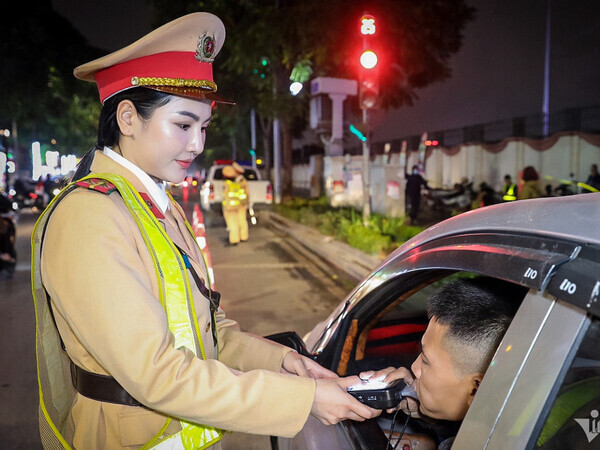 Nữ CSGT Hà Nội xuyên đêm kiểm tra vi phạm nồng độ cồn