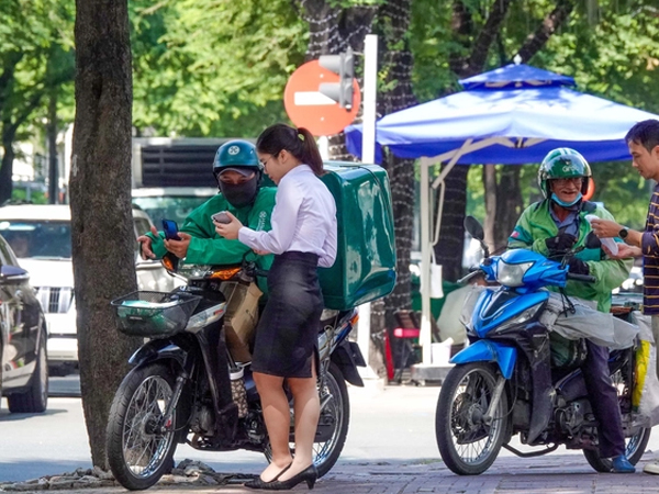 Hàng xuyên biên giới lấn át thị trường Việt