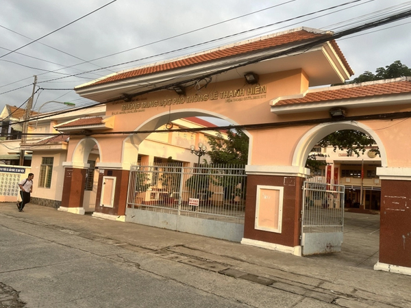 Đánh lộn, học sinh dùng dao tự chế đâm chết người