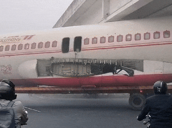 'Tròn mắt' chứng kiến máy bay dân dụng A320 khổng lồ mắc kẹt dưới gầm cầu