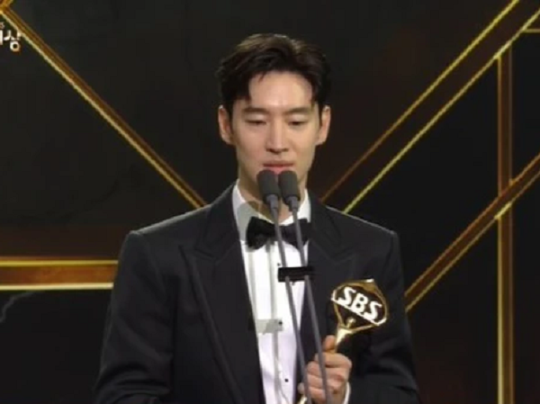 Lee Sun Kyun được tưởng nhớ theo cách đặc biệt ở SBS Drama Awards 2023 khiến netizen nghẹn ngào