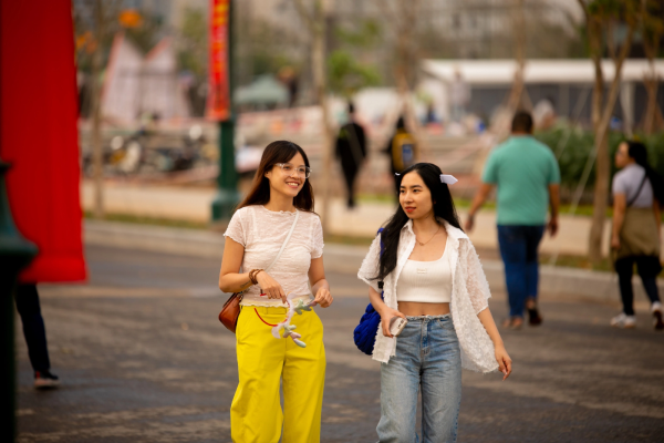 Ngày cuối năm 2023: giới trẻ nô nức tụ tập cà phê, vườn hoa hướng dương đông đúc người check-in