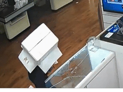 Đội thùng carton đi trộm điện thoại, người đàn ông nhận kết đắng