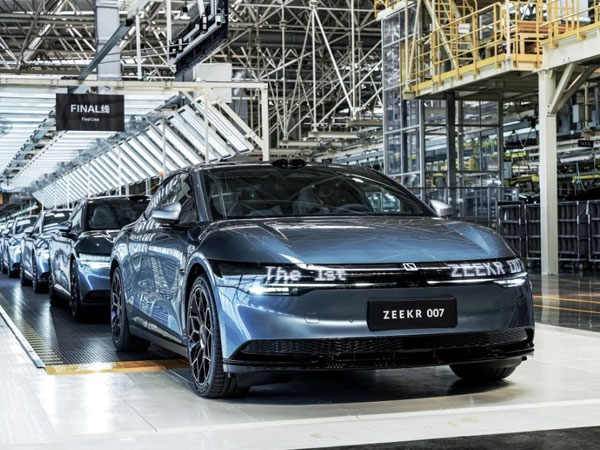 Mẫu sedan điện Trung Quốc vừa trình làng đã gây sốt: Tốc độ sạc nhanh nhất thế giới, pin chịu nhiệt tới 1.000 độ C, giá từ hơn 700 triệu đồng
