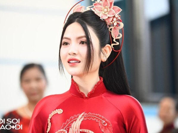 Cô dâu Chu Thanh Huyền xinh đẹp đằm thắm xuất hiện trước giờ ăn hỏi với Quang Hải