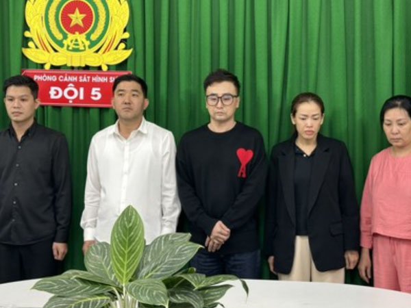 Ông chủ người Hàn Quốc nuôi 180 tiếp viên sẵn sàng 'đi khách'