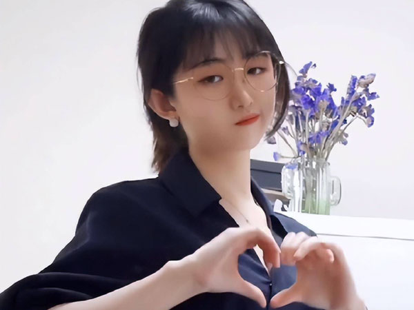 Cô gái gây bão vì gương mặt khó ở và cú lườm 'cháy màn hình': Danh tính thật khiến netizen quay xe xin lỗi