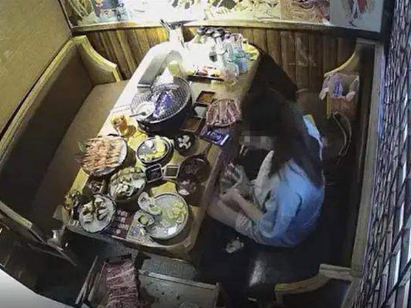 5 lần liên tiếp đi ăn buffet, khách nữ bí mật làm điều không thể chấp nhận, chủ quán lập tức báo cảnh sát