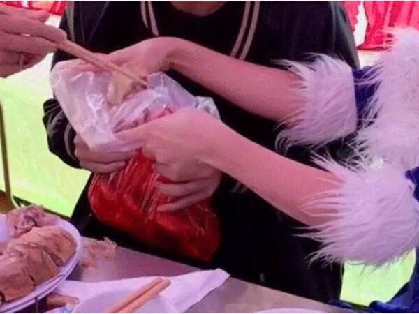 Trang điểm lộng lẫy, tay xách túi đồ ăn thừa ở khách sạn về có kém sang