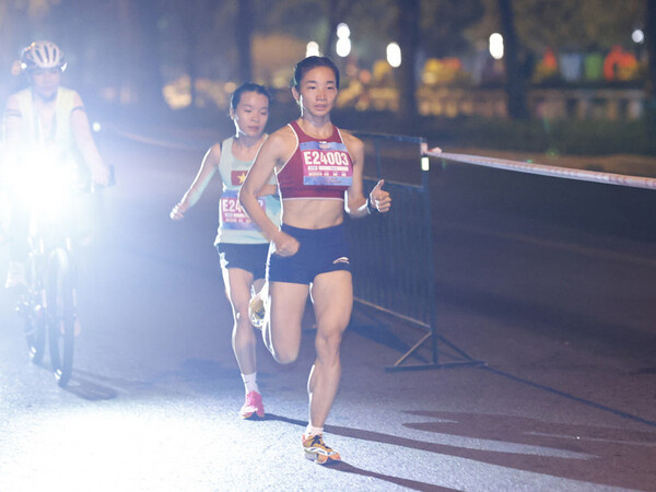 Nguyễn Thị Oanh phá kỷ lục quốc gia ở giải bán marathon Quốc tế Việt Nam 2024
