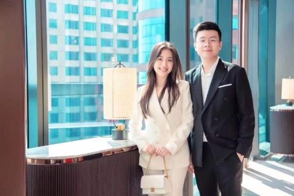Là thiếu gia nhà giàu, Phan Hoàng cũng có cách giới thiệu bạn gái 'độc lạ' thế này đây
