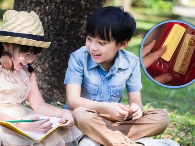 Bé trai tặng hai thỏi vàng trị giá 370 triệu đồng cho bạn cùng lớp mẫu giáo làm 'quà đính hôn'