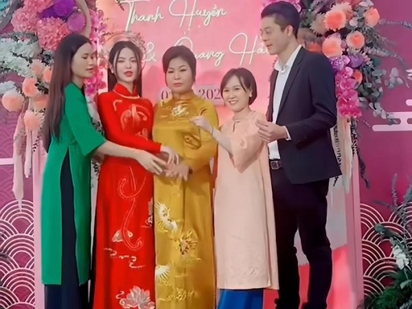 Chu Thanh Huyền được 'giải oan' về hành động hất tay mẹ ruột gây tranh cãi trong lễ ăn hỏi
