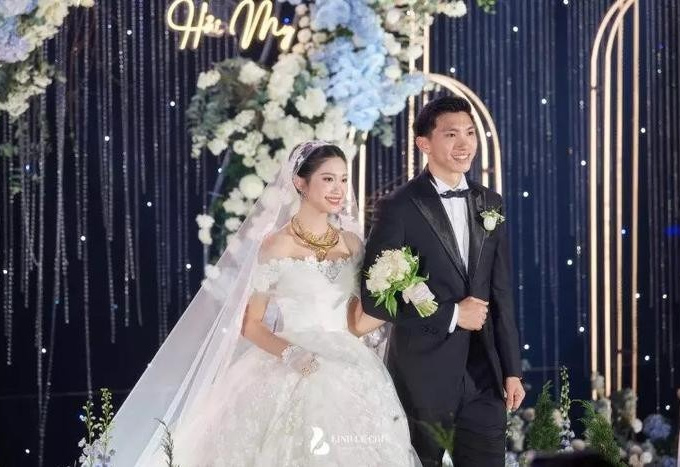 Bà xã Đoàn Văn Hậu diện trang phục rộng, lộ vòng 2 lùm lùm giữa nghi vấn mang bầu