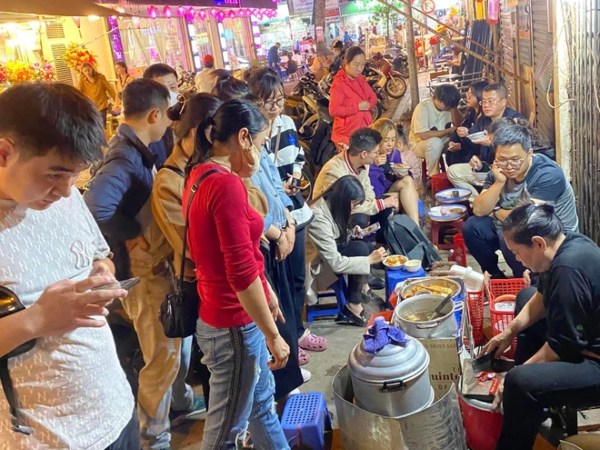 Hàng xôi 'bí ẩn' nhất Hà Nội bất ngờ trở lại: Chơi 'trốn tìm' với khách mà lần nào mở cũng đông nghịt
