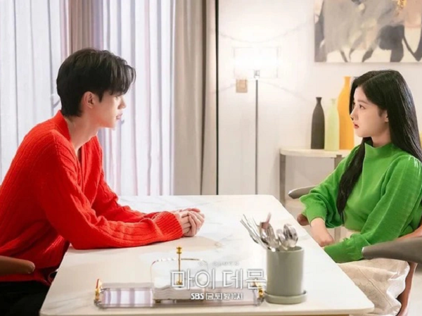 Outfit trong phim cho thấy Kim Yoo Jung như ngoại lệ của Song Kang, rất khác 3 người yêu màn ảnh còn lại