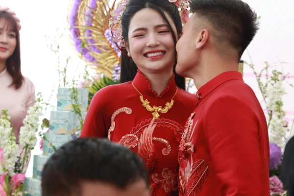 Bắt gặp mọi khoảnh khắc Chu Thanh Huyền chăm sóc Quang Hải, chu đáo thế này phải chốt cưới liền tay