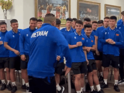 Trợ lý HLV Philippe Troussier trổ tài nhảy hip hop, tuyển Việt Nam sẵn sàng cho Asian Cup