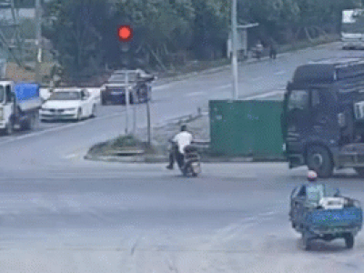 Kinh hoàng cảnh người đàn ông bị xe tải vượt đèn vàng 'hạ gục'