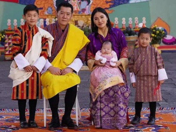 Vợ chồng hoàng hậu 'vạn người mê' của Bhutan đăng ảnh gia đình mừng năm mới, tiểu công chúa 3 tháng tuổi lập tức 'chiếm spotlight'