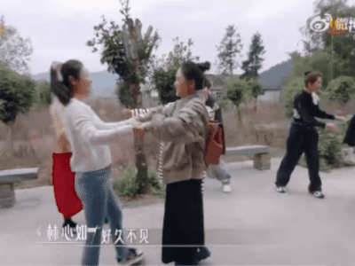 Văn minh như vợ chồng Lâm Tâm Như - Hoắc Kiến Hoa: Thoải mái 'tay bắt mặt mừng' với tình cũ của đối phương