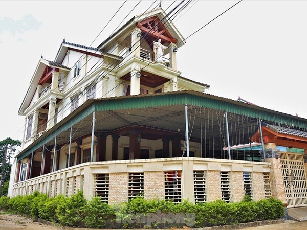 Làng đại gia ở Việt Nam, biệt thự 'khủng' mọc lên như nấm: Dân 'giàu sụ' nhờ xuất ngoại và mặt trái ít ai biết