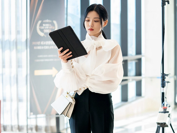 Mặc đẹp như nàng tổng tài Kim Yoo Jung với 10 mẫu áo blouse trắng siêu xinh diện Tết này