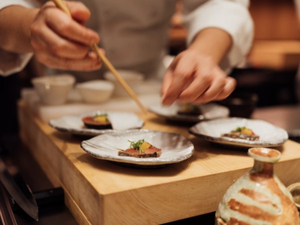 Omakase: Khi giới trẻ chi cả tháng lương cho một bữa ăn không được chọn món, mỗi phần chỉ bé bằng ngón tay