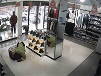 Nhầm chân ga, nữ tài xế lùi xe làm vỡ kính cửa hàng bên đường