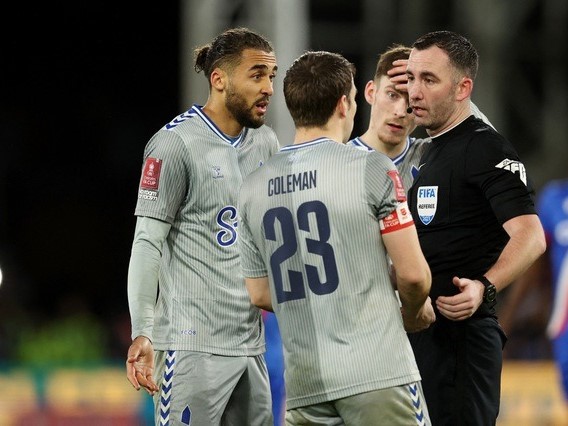 Trọng tài Kavanagh bị tố 'hủy hoại' trận Palace - Everton bằng thẻ đỏ