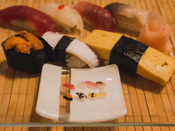 Bí mật của miếng sushi nhỏ bằng hạt gạo nổi tiếng khắp thế giới