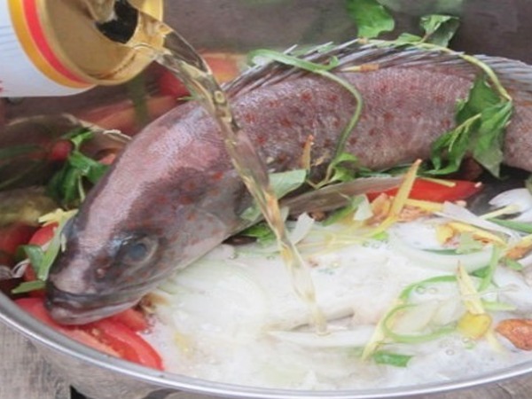 Ăn tôm hấp bia, bò sốt vang... thổi nồng độ cồn có lên không?