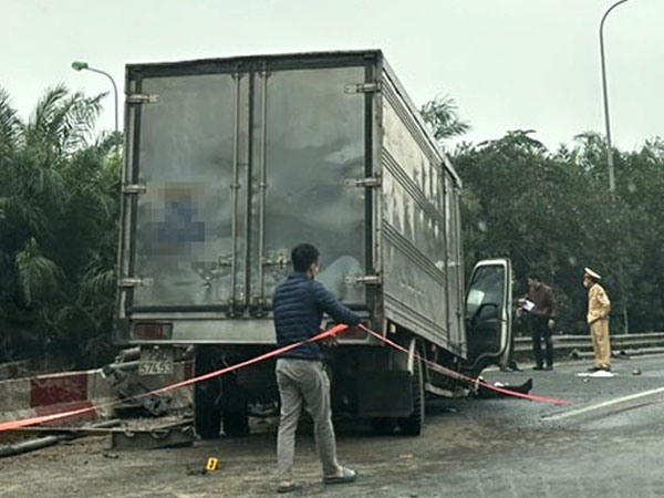 Đâm vào dải phân cách trên Đại lộ Thăng Long, lái xe ô tô tải tử vong