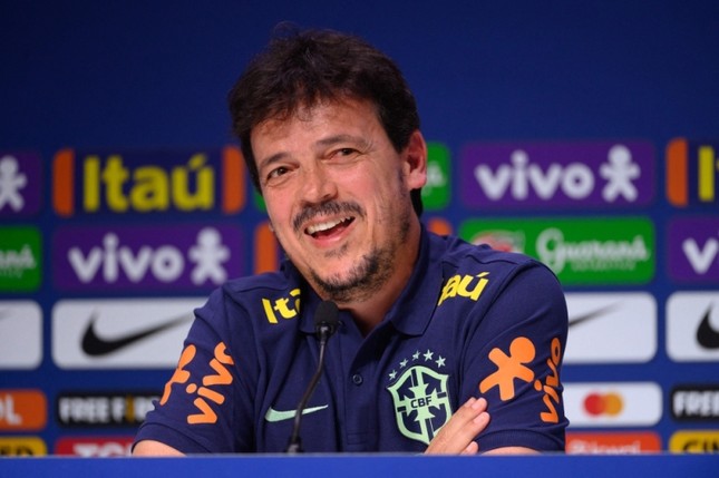 LĐBĐ Brazil sa thải HLV tạm quyền